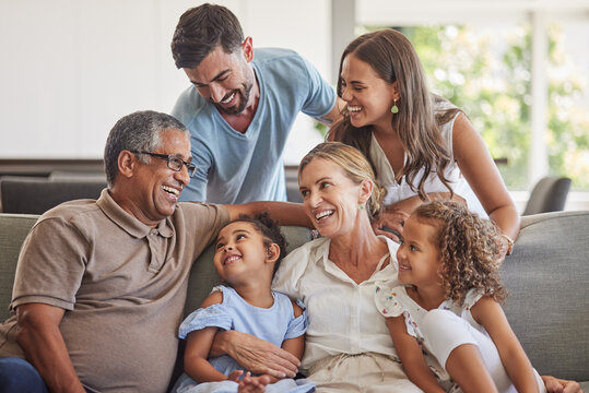 Família sorrindo, em clima de confiança e proteção